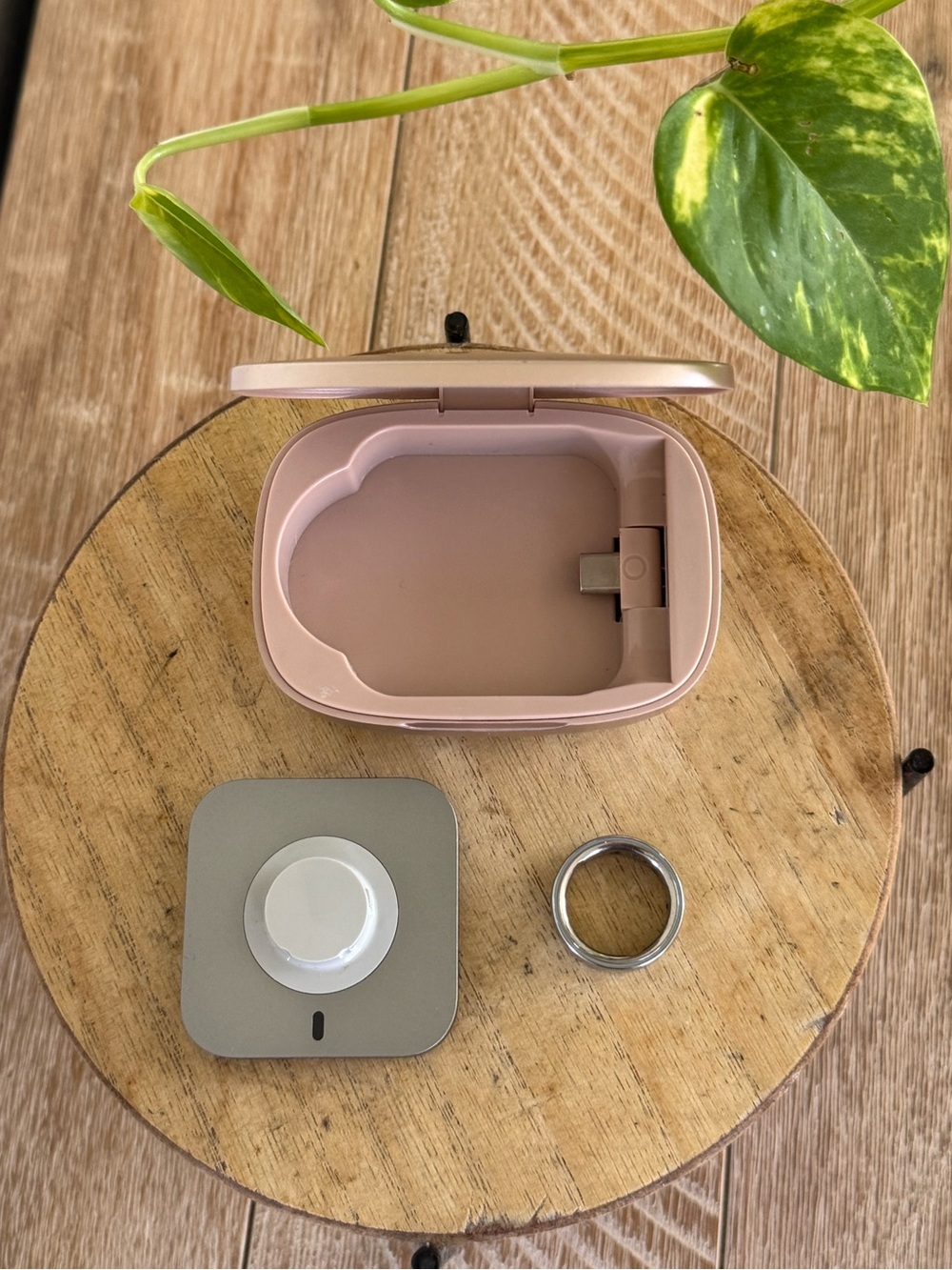 Oura Gen 4 Ring- Silver with Portable Rose Gold Charger Case